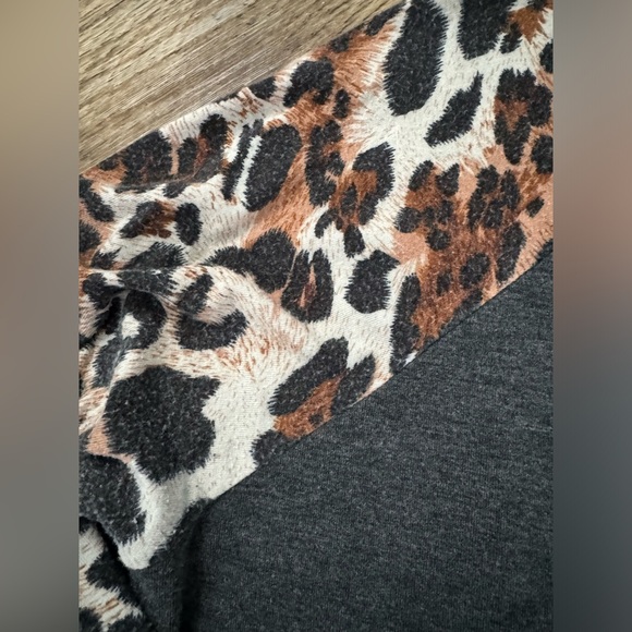👚 🤯Zenana 3x gray and cheetah print long sleeve top - Picture 3 of 3
